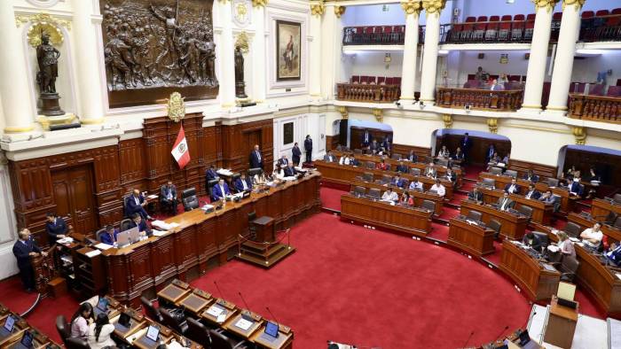 El Congreso de Perú aprobó este jueves un séptimo retiro parcial de los fondos privados que gestionan las Administraciones de Fondos de Pensiones (AFP) de hasta 20.600 soles (uno 5.200 euros o 5.580 dólares).