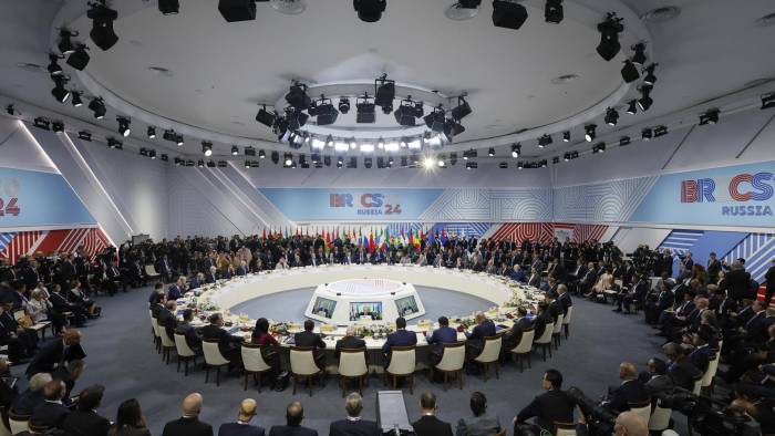 Funcionarios asisten a una sesión plenaria en el formato de alcance/Brics Plus en la cumbre de Brics en Kazán, Rusia, el 24 de octubre de 2024. La cumbre se lleva a cabo del 22 al 24 de octubre.