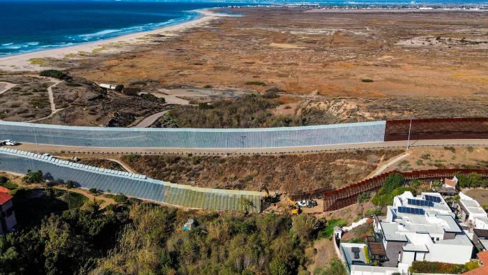 Fotografía aérea del muro fronterizo entre México y Estados Unidos.