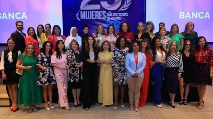 Ganadoras y finalistas en la premiación de “Las 25 mujeres más destacadas de Panamá” 2023.