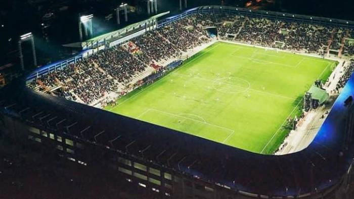 Ubicado en la ciudad de El Alto, el estadio representa una dificultad adicional a las capacidades deportivas de los visitantes.