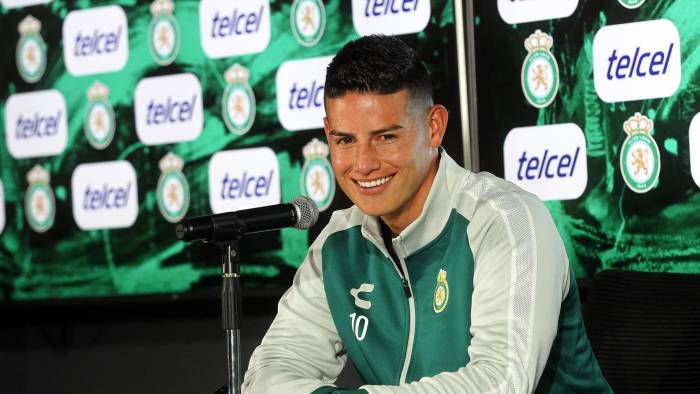 El futbolista colombiano James Rodríguez habla durante una rueda de prensa en las instalaciones de Esmeralda Casa Club León.