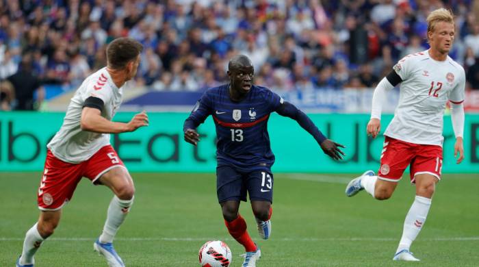 N'Golo Kante disputando un encuentro con Francia frente a Dinamarca durante la Liga de Naciones de la UEFA.