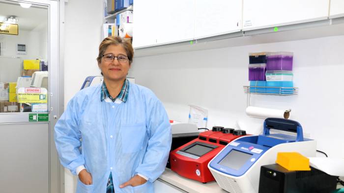 Dra. Anayansi Valderrama en el laboratorio.