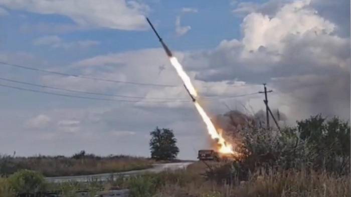 Una imagen fija tomada de un video proporcionado por el servicio de prensa del Ministerio de Defensa de Rusia muestra la tripulación del sistema de lanzamiento múltiple de cohetes ‘Uragan’.