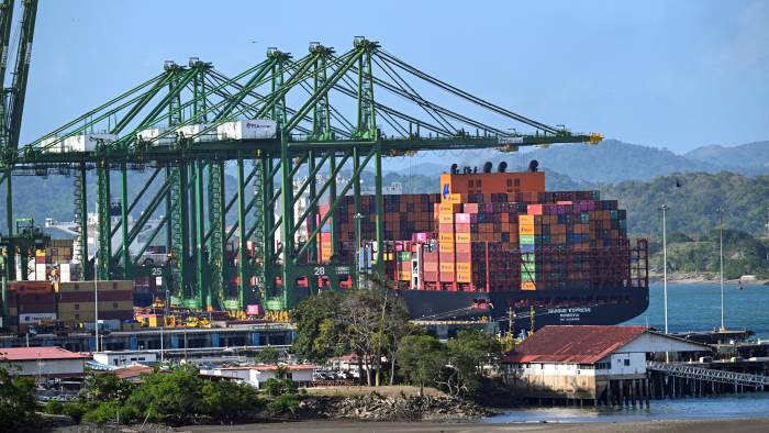 Un barco de carga espera en el puerto de Balboa antes de cruzar el Canal de Panamá en la ciudad de Panamá.