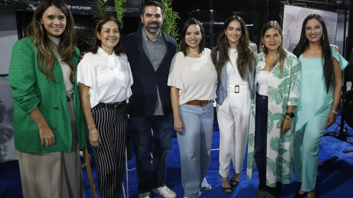 Ivette Leonardi, Lucía Meza, Santiago Porcell, Joanna Ríos, Darine Waked, Nilena Marín y Jitzel Sandoval.