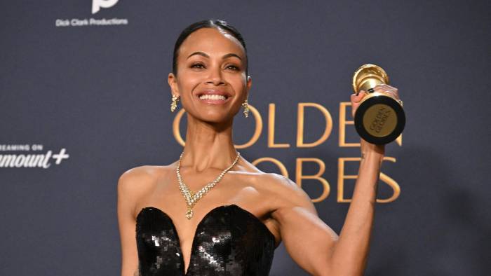 La actriz estadounidense Zoe Saldana posa en la sala de prensa con el premio a la Mejor Actuación de una Actriz en un Papel de Reparto en Cualquier Película por “Emilia Pérez” durante la 82a edición anual de los Premios Globo de Oro.