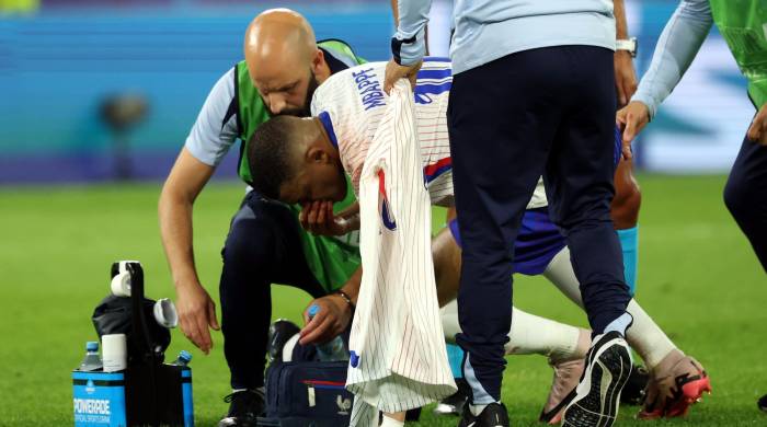 El jugador francés Kylian Mbappé sufrió una fractura nasal tras un choque fortuito durante el partido del grupo D que jugaron Austria y Francia.