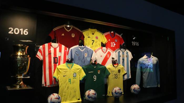 Fotografía de camisetas de diferentes clubes suramericanos, de distintas épocas, durante la reapertura del museo de la Conmebol este lunes, en Luque (Paraguay). EFE/Nina Osorio