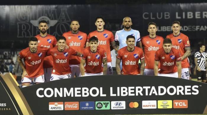 El once titular del Nacional, en el que figura Luis Mejía, contra el Libertad de Paraguay.
