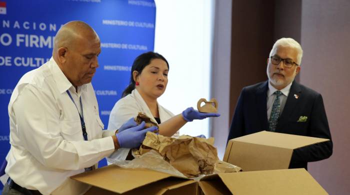 La caja con las piezas fue abierta durante la conferencia de prensa.