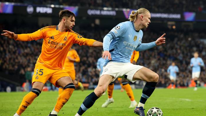 El delantero noruego Erling Haaland (Der.), del Manchester City, y el defensa español Raúl Asencio, del Real Madrid.