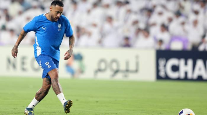 Neymar Jr. calentando previo al duelo entre el Al-Hilal y el Al-Ain.