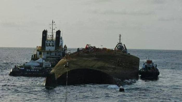 Una fotografía difundida por el Ministerio de Energía de Trinidad y Tobago muestra a trabajadores reflotando un petrolero en la costa de Cove, en Tobago.