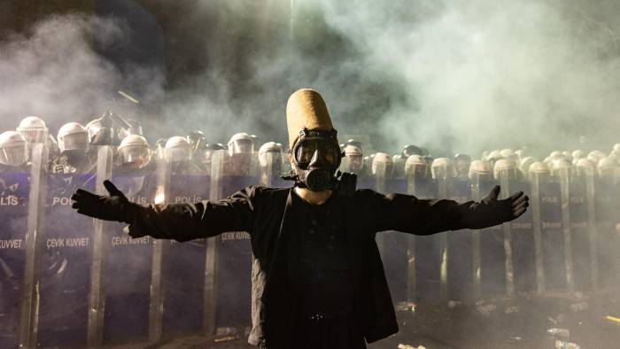 Un manifestante vestido con un traje de derviche giratorio realiza una actuación frente a las barricadas de la policía antidisturbios turca.