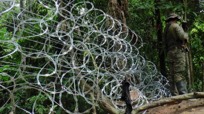 Un miembro del Senafront hace guardia en el punto Asti, en la provincia de Darién, municipio de Acandí, frontera entre Colombia y Panamá, el 16 de julio de 2024.