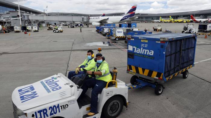 Fotografía de archivo de trabajadores en el aeropuerto El Dorado, de Bogotá (Colombia).