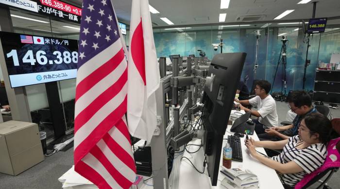Los comerciantes de dinero revisan los monitores durante una sesión de negociación del dólar estadounidense y el yen japonés, en Tokio, en una fotografía de archivo.