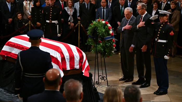 El ataúd, cubierto con la bandera, llegó el martes a Washington y se instaló una capilla ardiente en la rotonda del Capitolio.