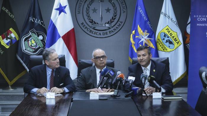 En el orden usual, el ministro de Ambiente, Juan Carlos Navarro el viceministro de Seguridad, Luis Felipe Icaza, y el directorde la Policía, Jaime Fernández, durante una rueda de prensa este lunes.