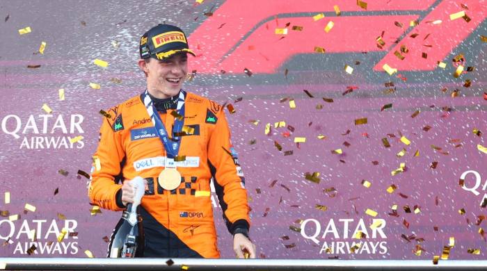 El piloto australiano Oscar Piastri, del McLaren F1 Team, celebra su victoria en Baku.