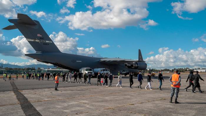 Migrantes deportados caminan en una pista aérea este lunes, en Ciudad de Guatemala (Guatemala).