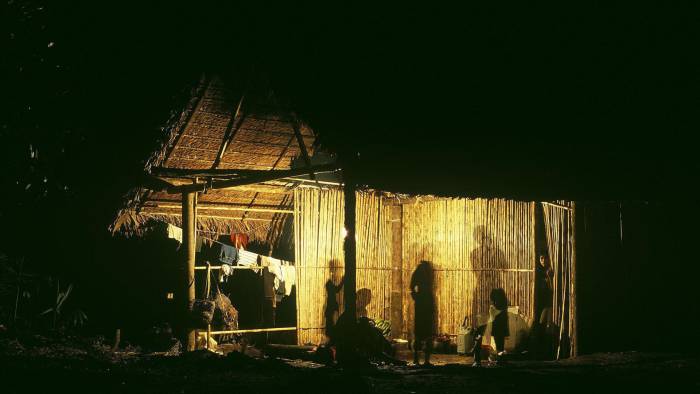 Fotografía de archivo en la que se ve una vivienda de la comunidad awajún, en la remota zona de Ichigkat Muja, en la cordillera del Cóndor, Perú.