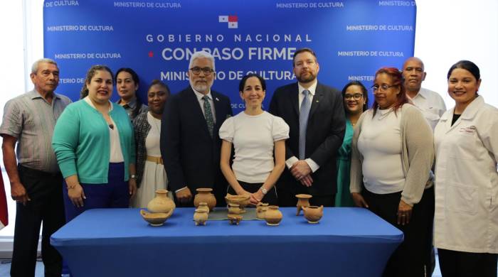 Acto de repatriación de piezas de tipo cerámico precolombino.