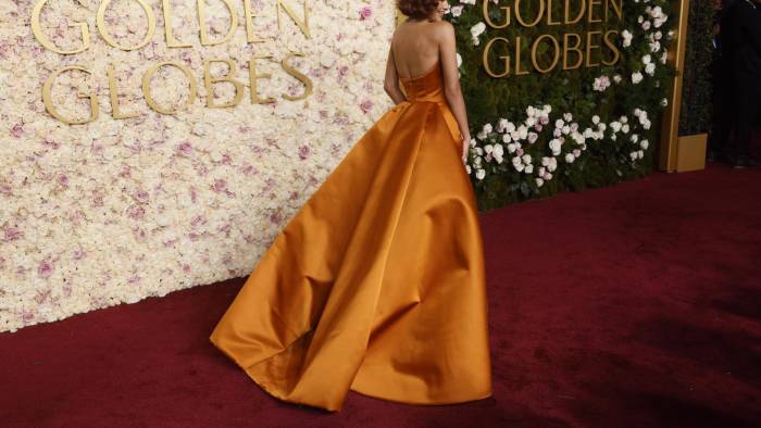 Zendaya fue vestida por su estilista de vida, Law Roach, con un vestido de satén naranja quemado personalizado de Louis Vuitton y tacones de punta a juego.