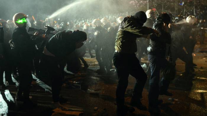 Agentes de la policía antidisturbios turca utilizan gas pimienta para dispersar a los manifestantes.