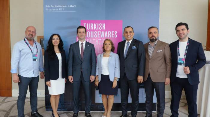 El viceministro de Comercio Exterior, Carlos Hoyos (tercero de izq. a der.) , y la embajadora de Turquía en Panamá, Lebibe Gulhan Ulutekin (centro) posan tras la rueda de negocios B2B Matchmaking.
