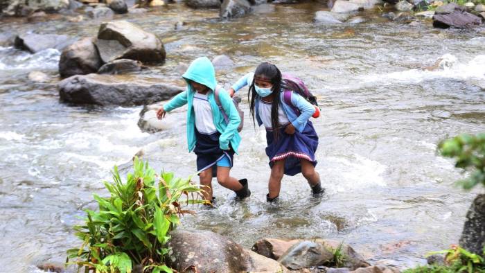 Estudiantes de la comarca Ngäbe Buglé cruzan el río para regresar a sus casas después de clases.