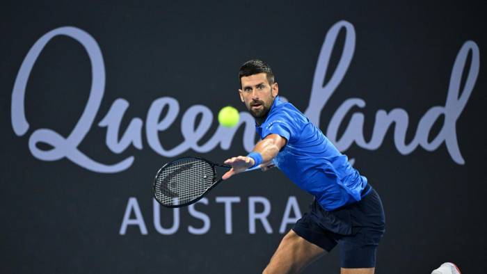 Novak Djokovic en acción durante su partido de cuartos de final contra Reilly Opelka en el torneo internacional de tenis de Brisbane, Australia.