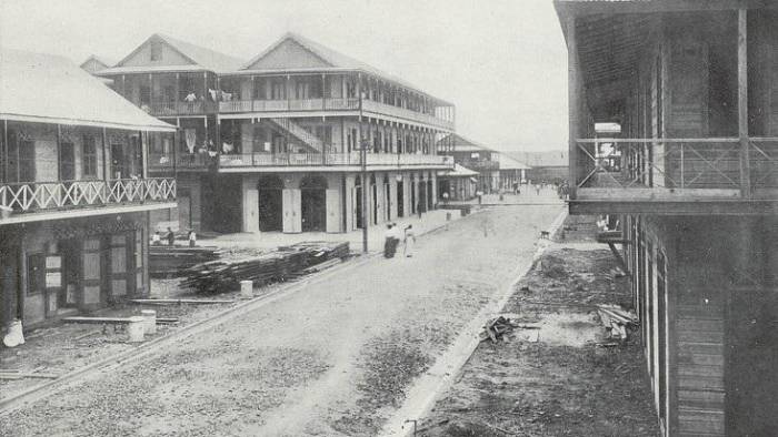 Calle 10, desde la avenida D -actual avenida Herrera-, en la ciudad de Colón, después de la pavimentación y urbanización realizada por los estadounidenses en 1907.