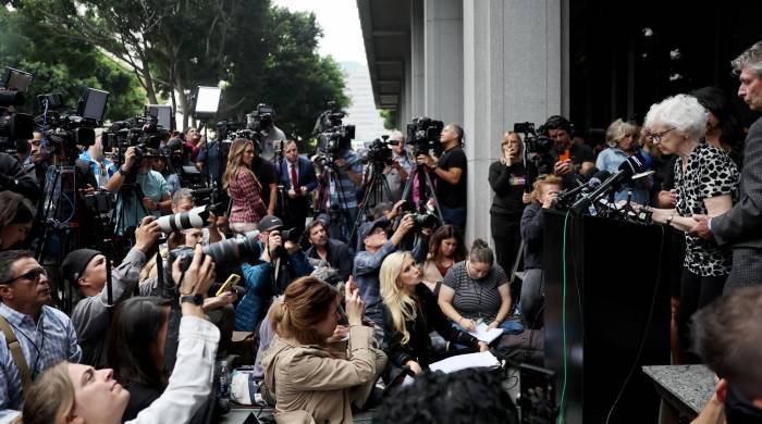 Joan Andersen VanderMolen, la hermana de Kitty Menéndez, habla en una conferencia de prensa afuera del edificio de los Tribunales Penales el 16 de octubre de 2024 en Los Ángeles, California.