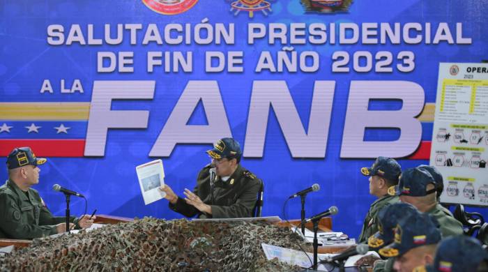 Esta fotografía publicada por la presidencia venezolana muestra al presidente de Venezuela, Nicolás Maduro (centro), pronunciando un discurso junto al ministro de Defensa venezolano, Vladimir Padrino López (izq.), durante una reunión con miembros de la Fuerza Armada Nacional Bolivariana.