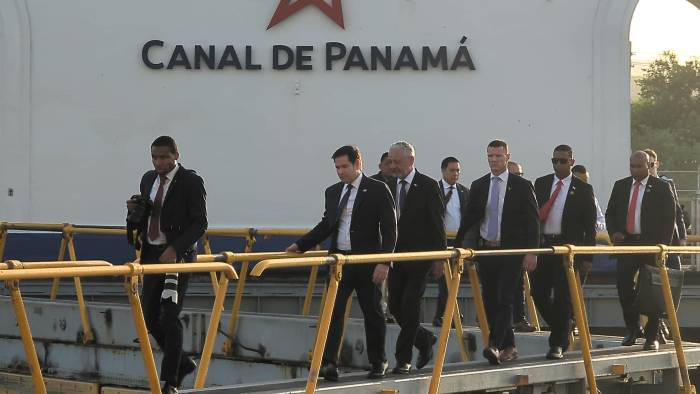 El secretario de Estado de EE. UU., Marco Rubio (c-i), visitó este domingo las instalaciones del Canal de Panamá, con el administrador de la vía interoceánica, Ricaurte Vásquez (c-d).