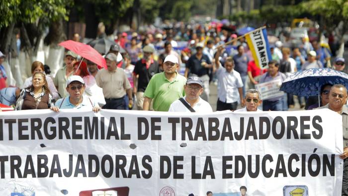 Fotografía de archivo en la que se registró una marcha de cientos de maestros salvadoreños, al exigir mejores condiciones laborales, en San Salvador (El Salvador). EFE/Oscar Rivera