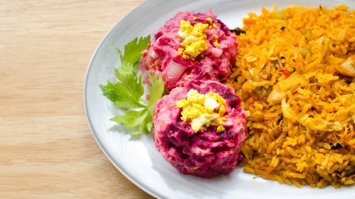 Plato de arroz con pollo y ensalada de feria