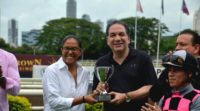 Damaris Young hace entrega de la copa del triunfo a Carlos Hamoui, en representación del Stud Las Riendas.