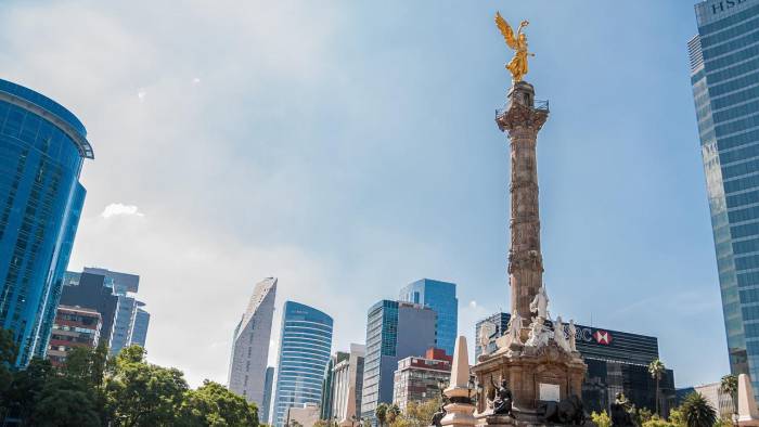 Vista del Monumento a la Independencia o Columna de la Independencia, en el Paseo de la Reforma, en la ciudad de México.