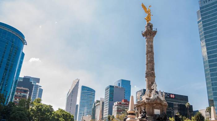 Vista del Monumento a la Independencia o Columna de la Independencia, en el Paseo de la Reforma, en la ciudad de México.
