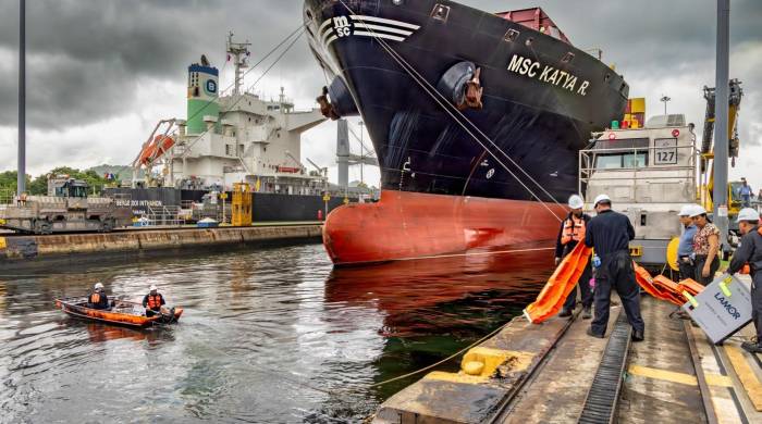 El buque MSC Katya R., con bandera de Liberia, permanecía en la recámara de la esclusa, mientras se hacían las labores.