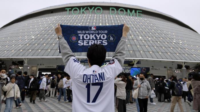 Un seguidor de Shohei Ohtani, de los Los Angeles Dodgers, posa ante el Tokyo Dome, donde los Dodgers se enfrentarán a los Chicago Cubs.