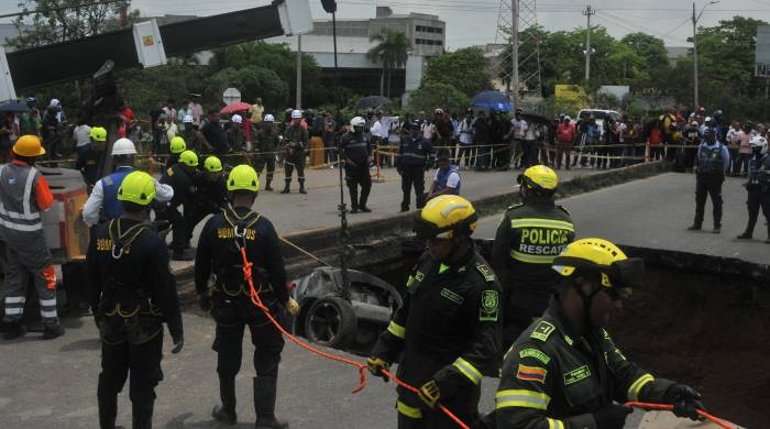 Dos automóviles y una motocicleta cayeron al vacío por el desplome de un tramo de la estructura que conduce de Barranquilla al aeropuerto local Ernesto Cortissoz.