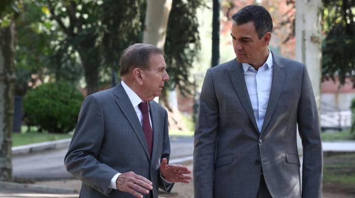 El jefe del Ejecutivo español, Pedro Sánchez (d.) junto con el líder opositor venezolano, Edmundo González Urrutia (i.).