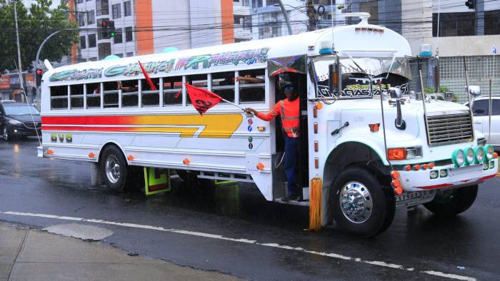 Bus traslada a obreros del Suntracs hasta la Iglesia del Carmen.