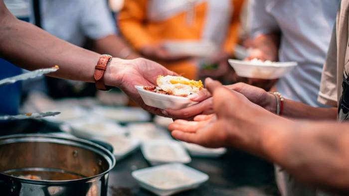 Voluntarios dan comida a personas que carecen de alimentos. El hambre está amenazando de manera creciente la vida de millones de personas en todo el mundo.