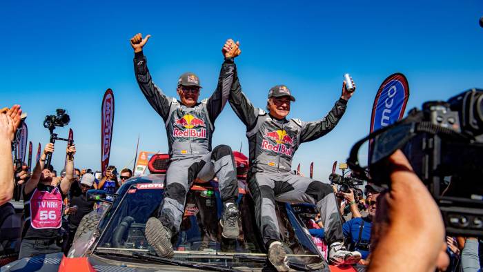 Carlos Sainz y Lucas celebran su victoria en el Dakar 2024. EFE/EPA/Gerard Laurenssen